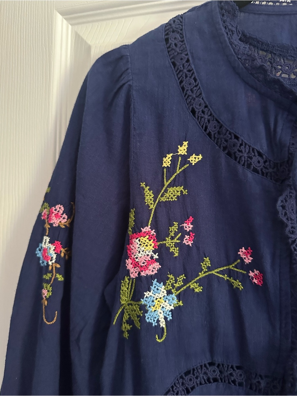 Size XS Jennifer & Grace Women’s Navy Embroidered Floral Tie-Front Blouse - Picture 5 of 11